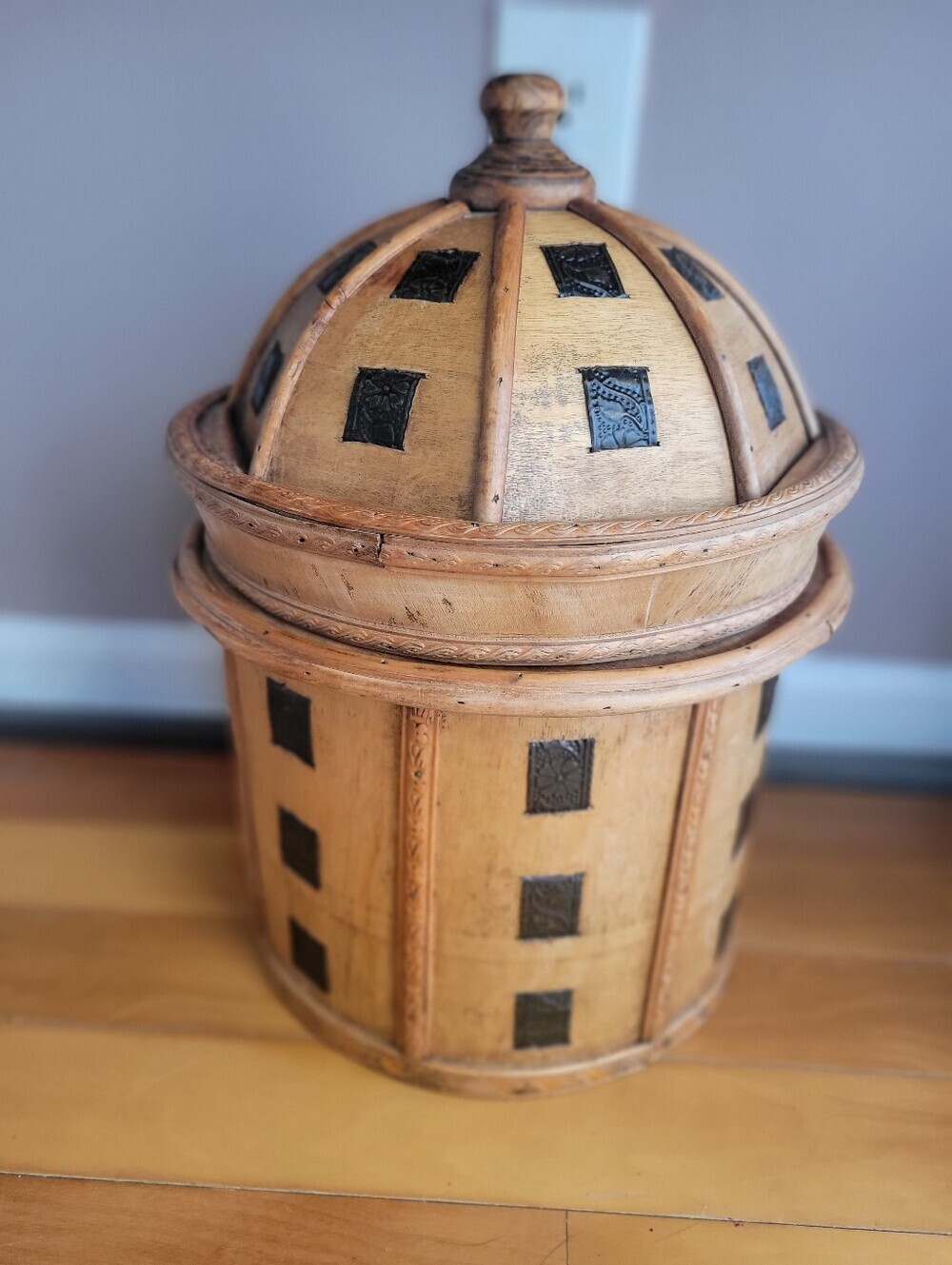 RARE VINTAGE WOODEN BUCKET CANISTER CYLINDER SHAPE LID DESIGN FLOWERS METAL 15.5 - Picture 2 of 16
